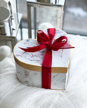 Load image into Gallery viewer, "Je t'aime" Macaron Flower Box