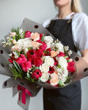 Load image into Gallery viewer, Passionate Bouquet