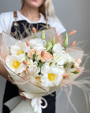 Load image into Gallery viewer, Delicate Bouquet
