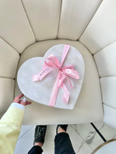 Load image into Gallery viewer, &quot;Sweet Heart&quot; Macaron Flower Box
