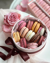 Load image into Gallery viewer, Velvet box with french macarons
