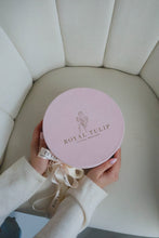 Load image into Gallery viewer, Velvet macaron box
