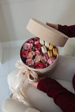 Load image into Gallery viewer, Velvet macaron box
