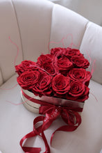 Load image into Gallery viewer, "Golden heart" Flower box
