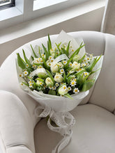 Load image into Gallery viewer, "Camomille &amp; Tulipes" bouquet
