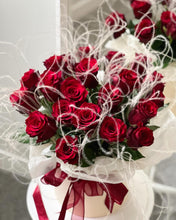Load image into Gallery viewer, "Rose perfume" Flower Box
