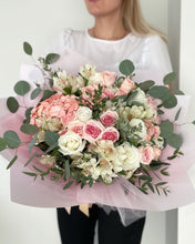 Load image into Gallery viewer, Romantique bouquet
