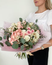 Load image into Gallery viewer, Romantique bouquet
