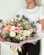 Load image into Gallery viewer, Romantique bouquet
